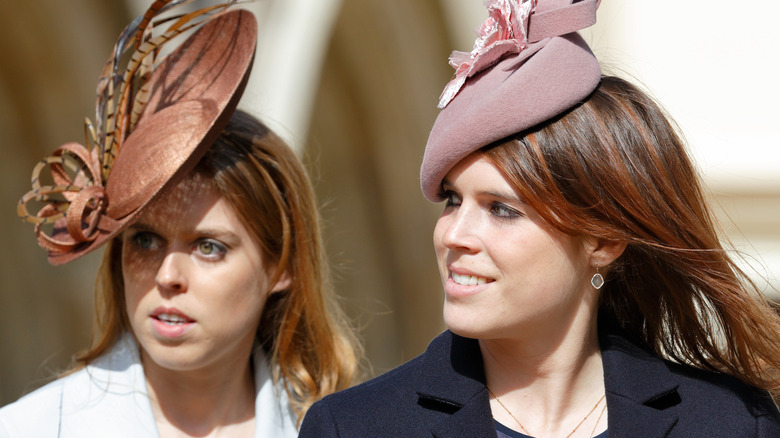 La principessa Beatrice e la principessa Eugenia in primo piano con cappelli eleganti