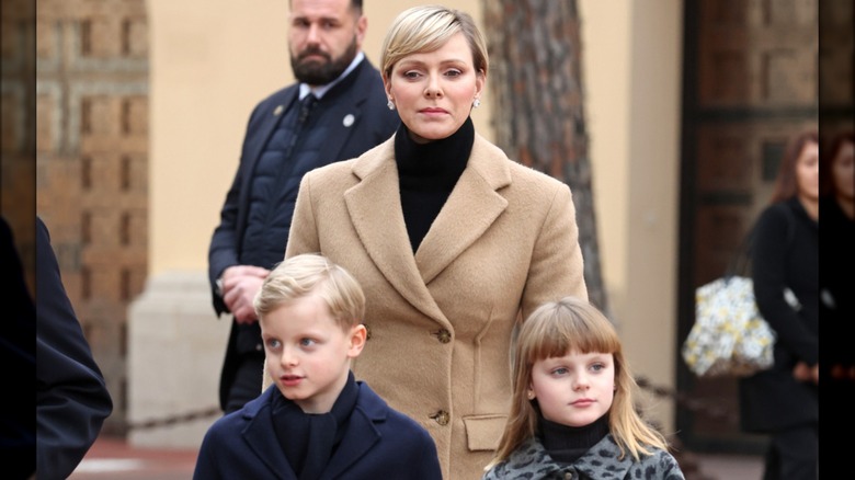 La principessa Charlene cammina con i gemelli