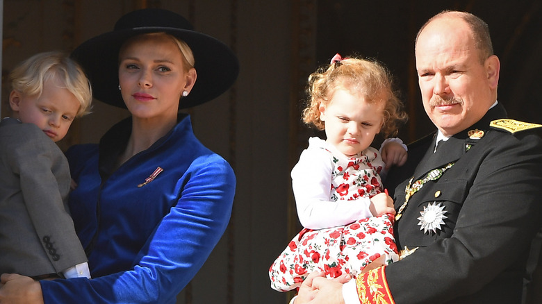 Cappello blu della principessa Charlene, baffi del principe Alberto e bambini