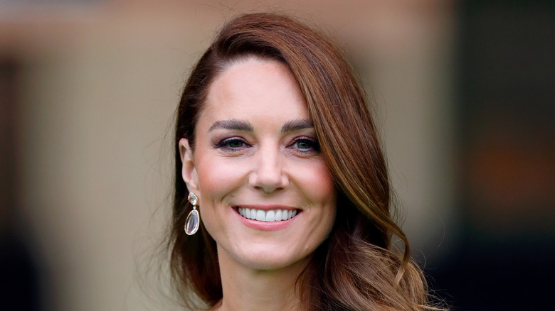 Kate Middleton sorride in primo piano