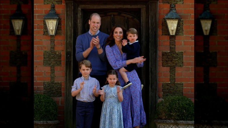 Il principe William, Kate Middleton e i loro figli stanno sulla porta del cottage