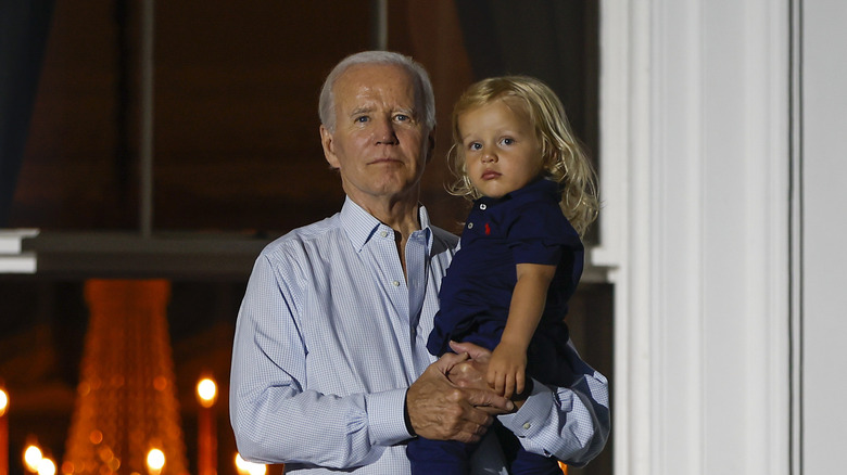 Joe Biden tiene in braccio Beau Biden Jr.