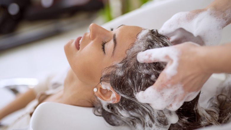 lavare i capelli di una donna al salone