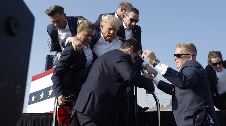 Donald Trump accompagnato fuori dal palco