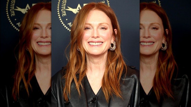 Julianne Moore sorridente sul red carpet