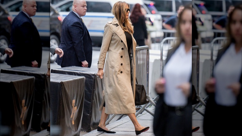 Melania Trump indossa un trench