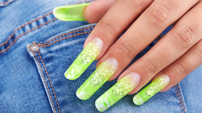 Manicure lunga verde neon