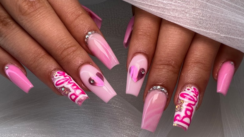 Manicure rosa a tema Barbie