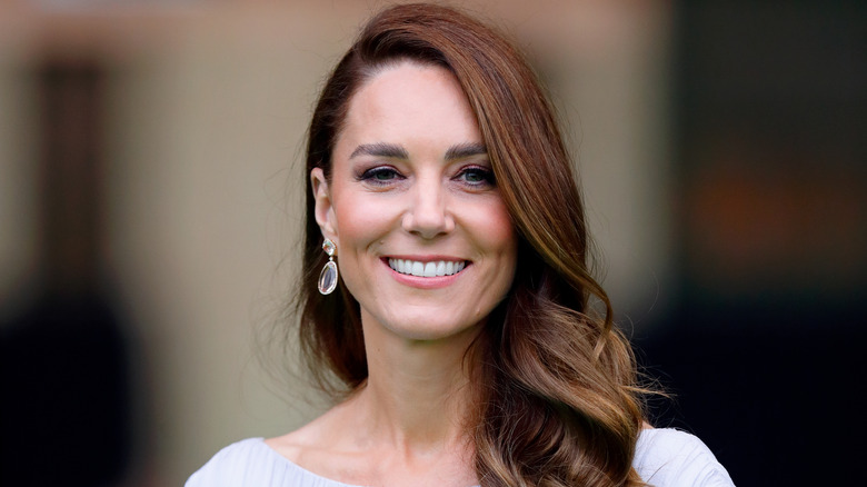 Kate Middleton sorride in primo piano