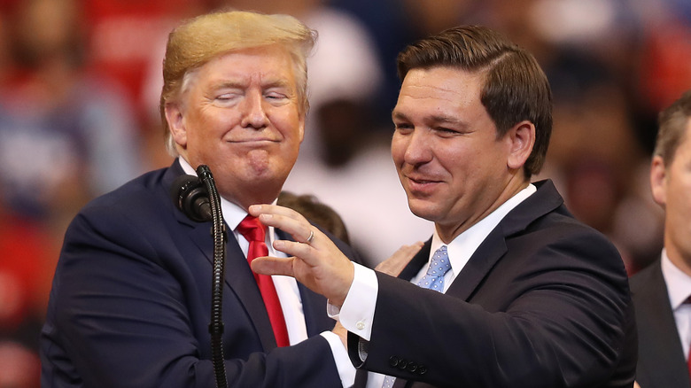 Donald Trump sorride a Ron DeSantis