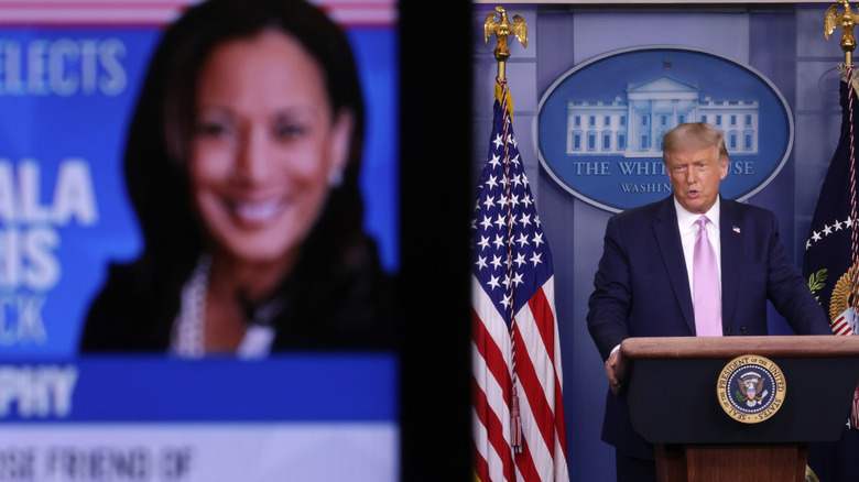 Donald Trump parla con Kamala Harris sullo schermo