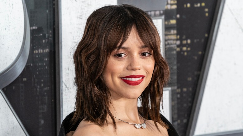 Jenna Ortega rossetto rosso capelli mossi