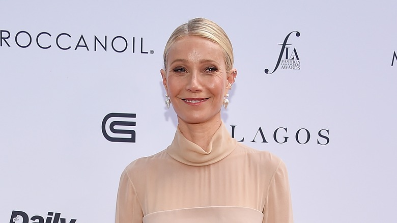 Orecchini di perle con acconciatura raccolta di Gwyneth Paltrow