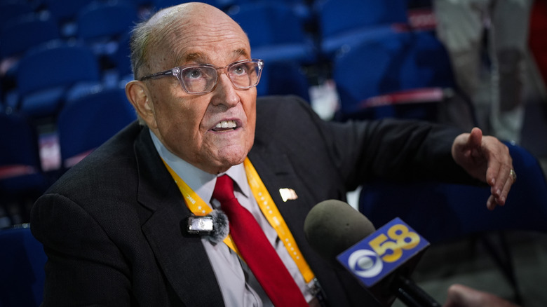 Rudy Giuliani parla ai giornalisti