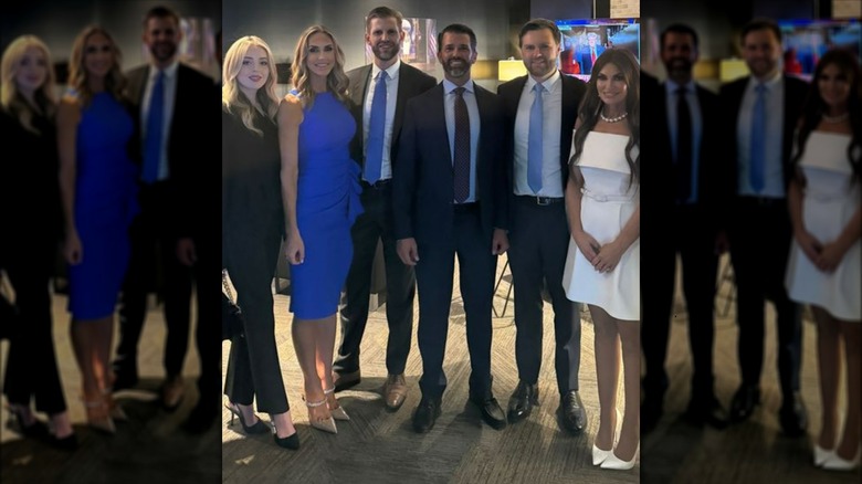 Kimberly Guilfoyle posa con i membri della famiglia Trump, JD Vance