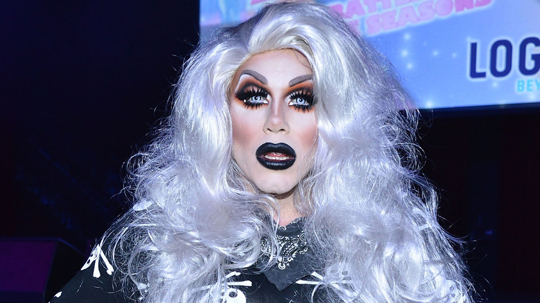 Sharon Needles in posa