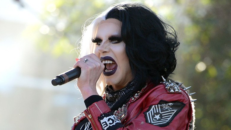 Sharon Needles urla in un microfono