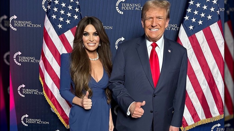 Kimberly Guilfoyle e Donald Trump sorridono