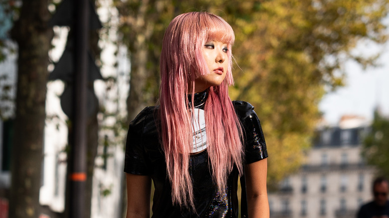 Femme alternative aux cheveux roses Millennial