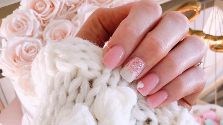 Unghie rosa smalto bianco con glitter