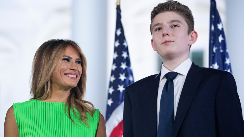 Melania sorride a Barron Trump