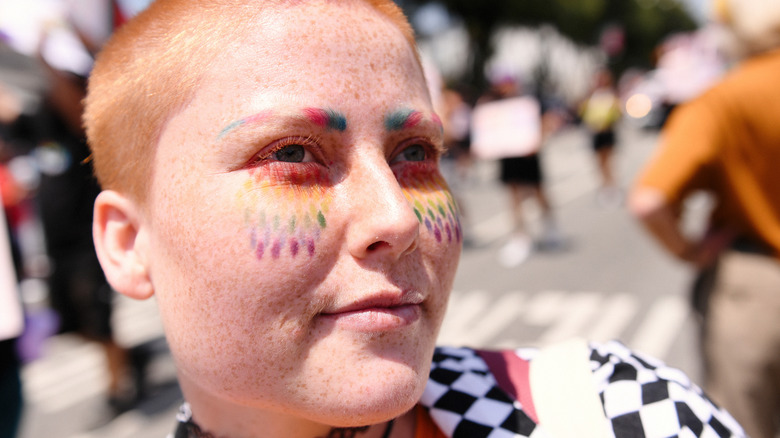 Trucco Pride con sopracciglia tinte