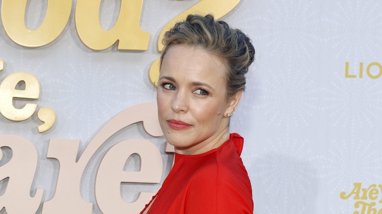 Acconciatura raccolta con abito rosso di Rachel McAdams