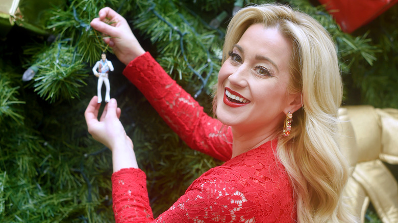 Kellie Pickler decora un albero di Natale