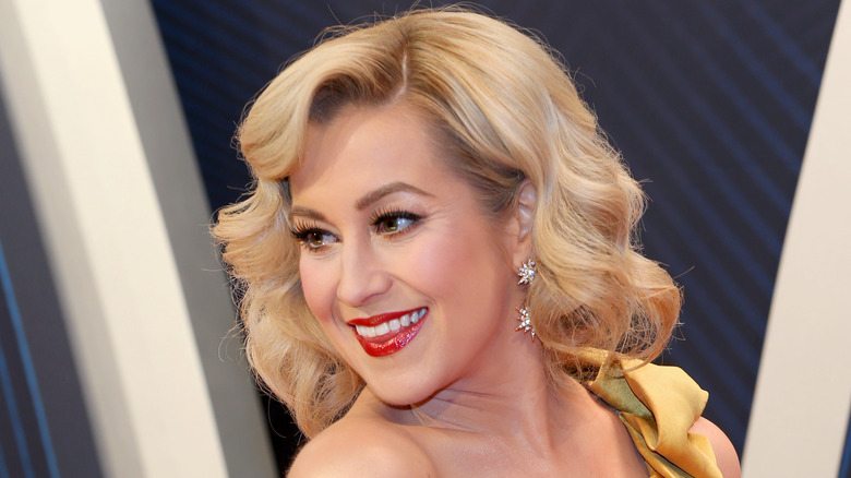 Kellie Pickler in piedi