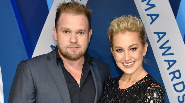 Kellie Pickler posa con il marito Kyle Jacobs