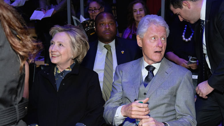 Bill e Hilary Clinton guardano in direzioni diverse