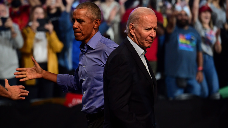 Barack Obama e Joe Biden guardano in direzioni diverse