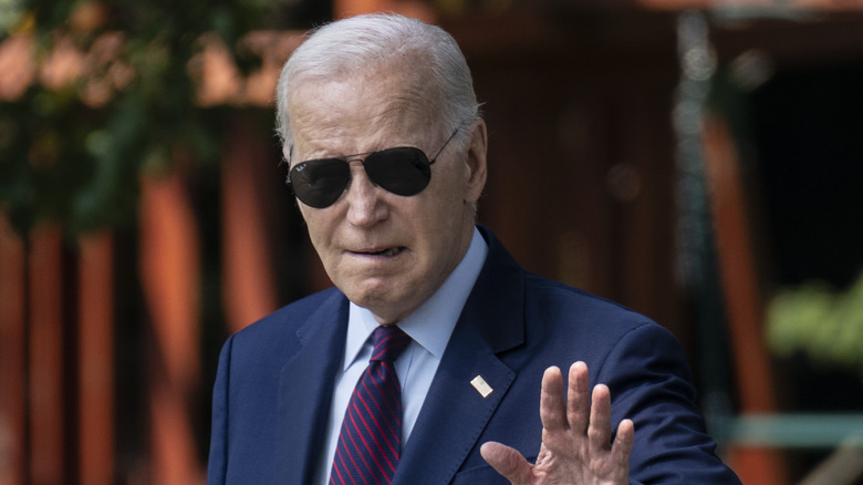 Joe Biden cammina con gli occhiali da sole