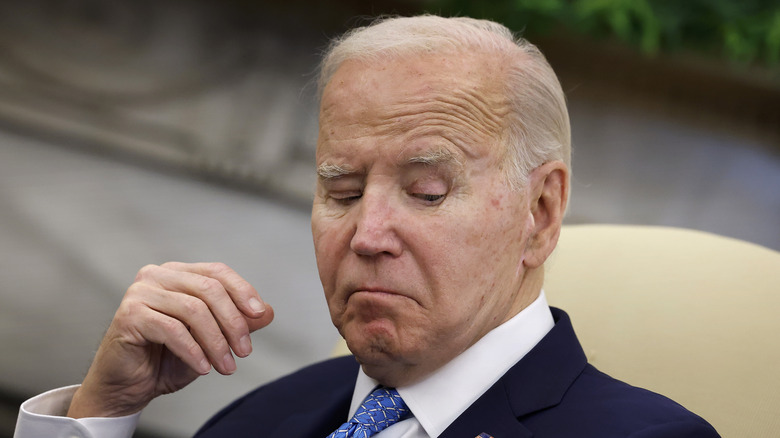 Joe Biden guarda in basso