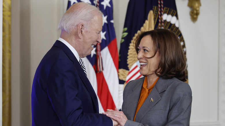 Joe Biden e Kamala Harris si stringono la mano