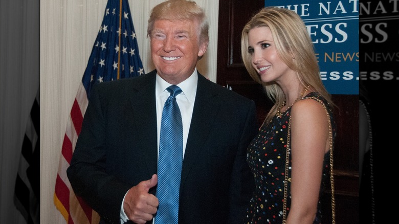 Donald Ivanka Trump pollice sorridente