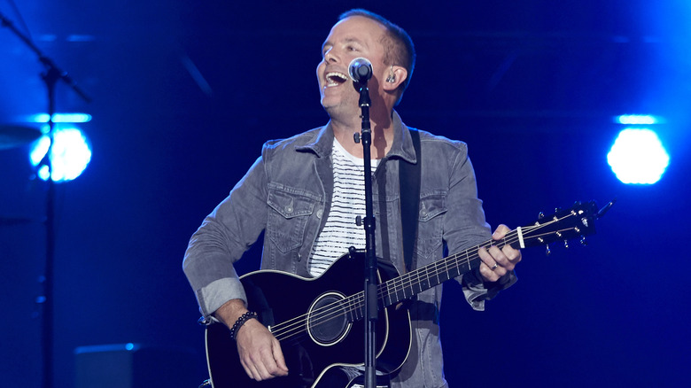 Chris Tomlin canta, suona la chitarra