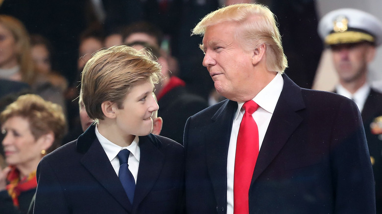 Barron Trump e Donald Trump in posa