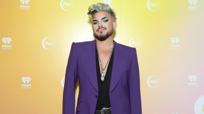 Collana con lucchetto Adam Lambert, blazer viola