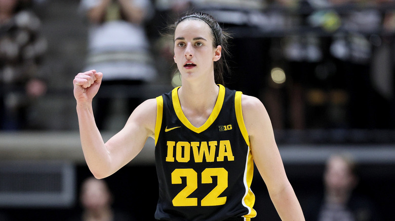 Caitlin Clark con la maglia dell'Università dell'Iowa