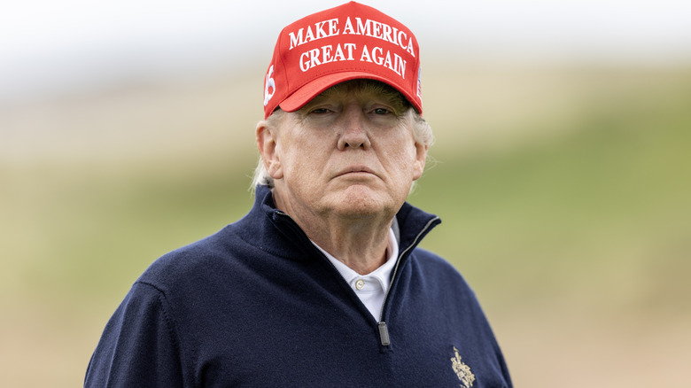 Donald Trump con un cappello rosso