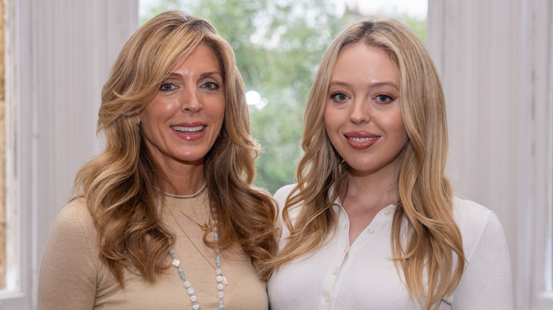 Tiffany Trump, Marla Maples sorride