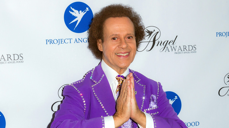 Blazer viola con gioielli di Richard Simmons