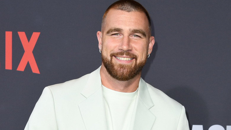 Travis Kelce in un abito bianco