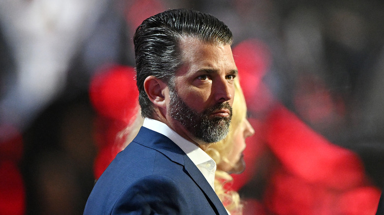 Donald Trump Jr. gira la testa