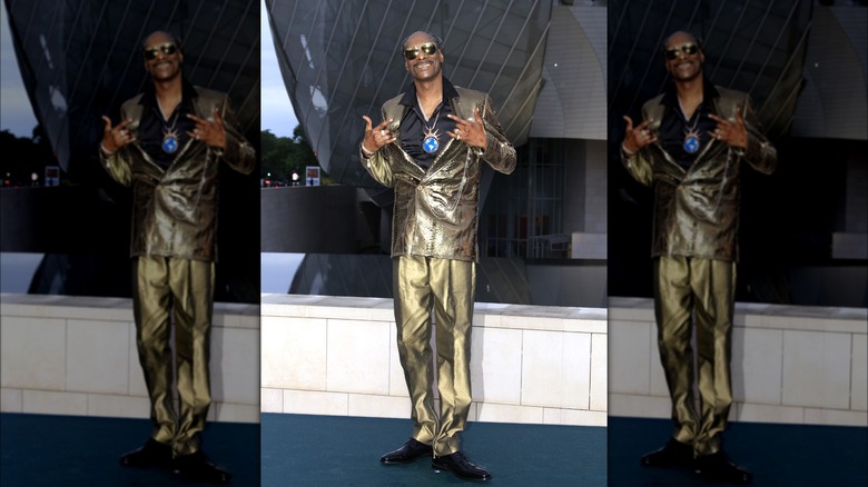 Snoop Dogg in abito dorato