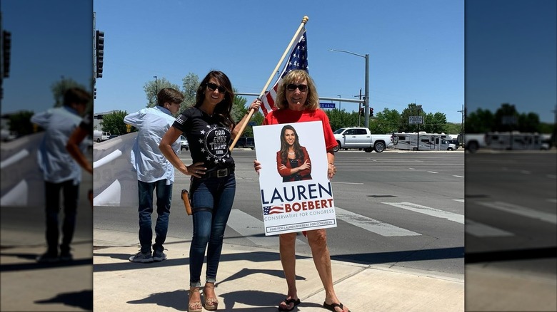 Lauren Boebert tiene la bandiera accanto a un sostenitore