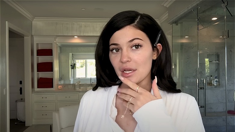 Kylie Jenner senza trucco nel tutorial