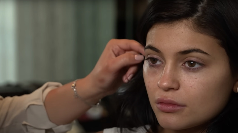 Kylie Jenner senza trucco si fa glamour