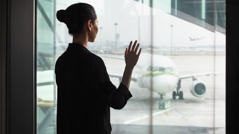 donna con chignon a metà in aeroporto 